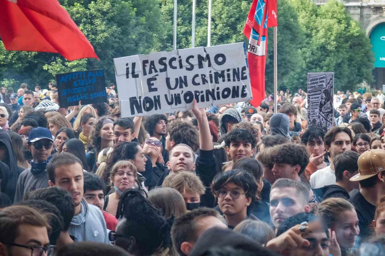 İTALYA’NIN MİLANO KENTİNDE HAYAT PAHALILIĞI VE BAŞBAKAN GİORGİA MELONİ HÜKÜMETİNE KARŞI DÜZENLENEN VE 5 BİNDEN FAZLA KİŞİNİN KATILDIĞI PROTESTO YÜRÜYÜŞÜNÜN ARDINDAN POLİSLE GÖSTERİCİLER ARASINDA ÇATIŞMA ÇIKARKEN, GÜVENLİK GÜÇLERİ TAŞ VE SERT CİSİMLER ATAN GRUPLARA GÖZ YAŞARTICI GAZLA MÜDAHALE ETTİ.