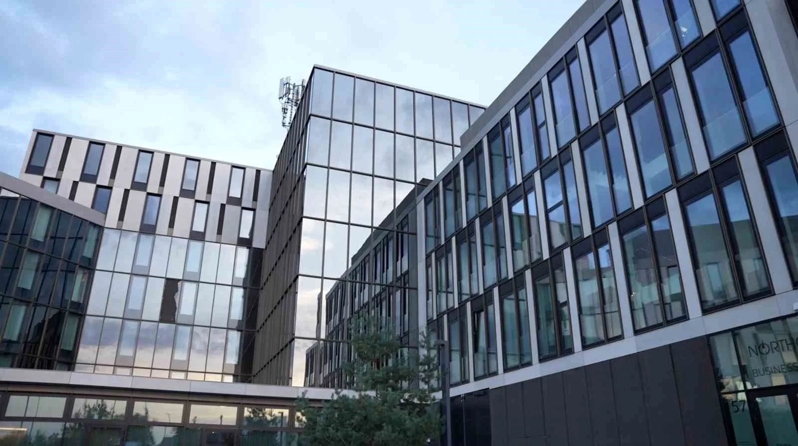 SERMAYE PİYASASI İŞLEMLERİNE YÖNELİK SORUŞTURMA KAPSAMINDA TUTUKLANAN TERA YATIRIM HOLDİNG YÖNETİM KURULU BAŞKANI EMRE TEZMEN'İN ALMANYA’NIN DÜSSELDORF KENTİNDE YER ALAN EMLAK PROJESİ VE OTELİ GÖRÜNTÜLENDİ.