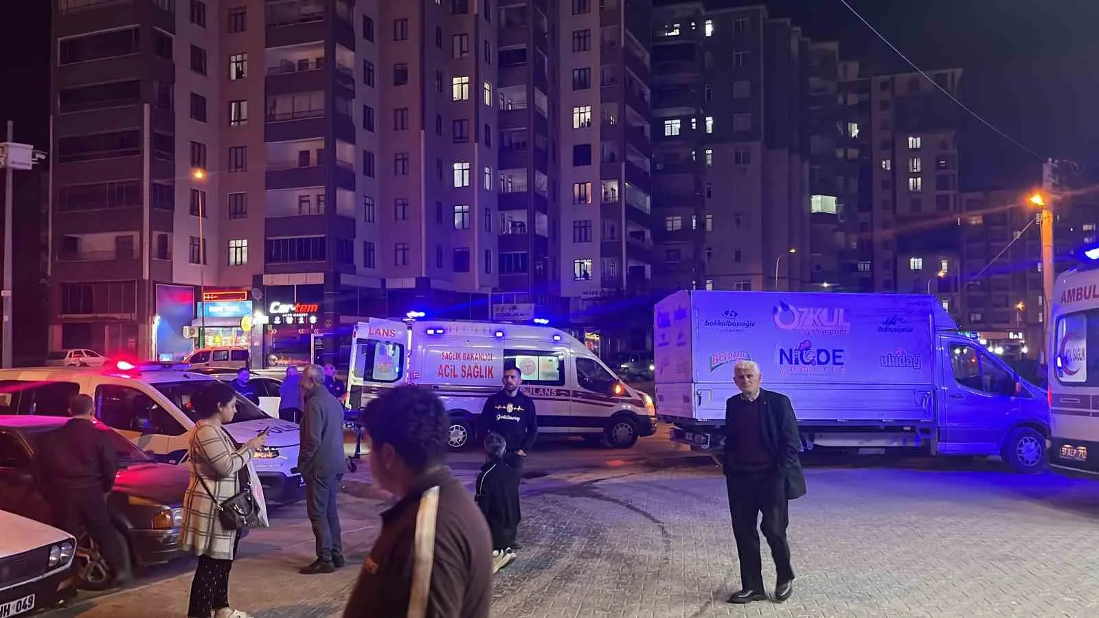 ÇIKAN YANGINI FARK EDEN VATANDAŞLARIN İHBARI ÜZERİNE OLAY YERİNE ÇOK SAYIDA İTFAİYE, SAĞLIK VE POLİS EKİBİ SEVK EDİLDİ.
