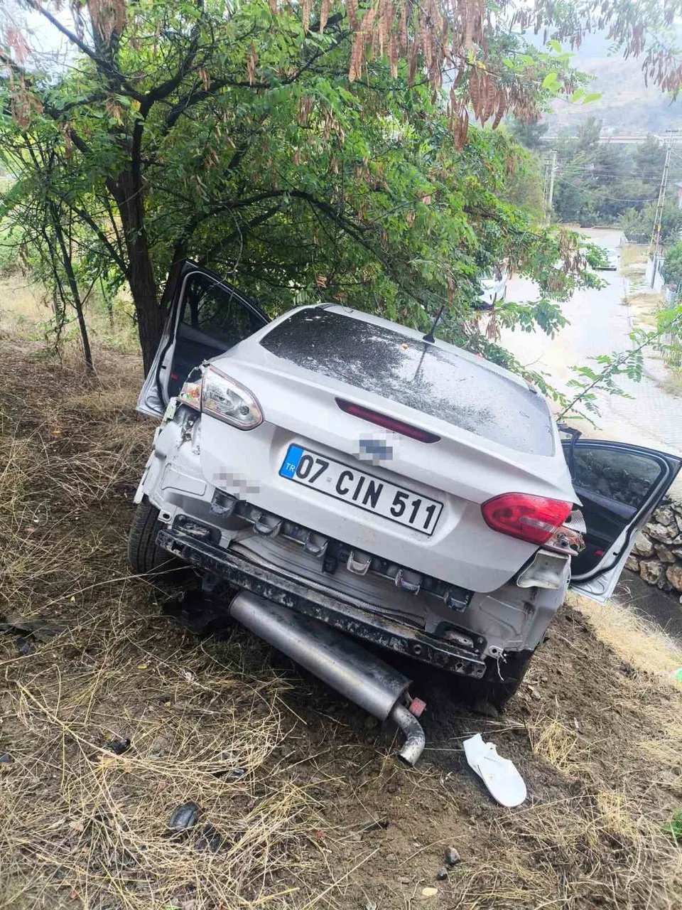 BİLECİK'TE SEYİR HALİNDEYKEN KONTROLDEN ÇIKAN OTOMOBİL ŞARAMPOLE UÇARKEN, ARAÇ İÇİNDE BULUNAN 4 KİŞİ YARALANDI.