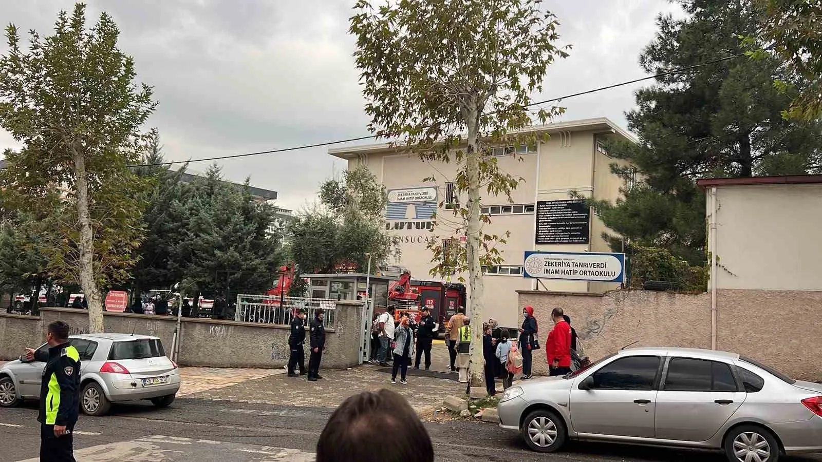 KAHRAMANMARAŞ’TA OKUL YANINDAKİ İNŞAAT ÇALIŞMASI SIRASINDA GAZ SIZINTISINDAN ETKİLENEN ÖĞRENCİLER AMBULANSLARLA HASTANEYE SEVK EDİLDİ. TEDBİREN 2 OKUL TAHLİYE EDİLDİ.