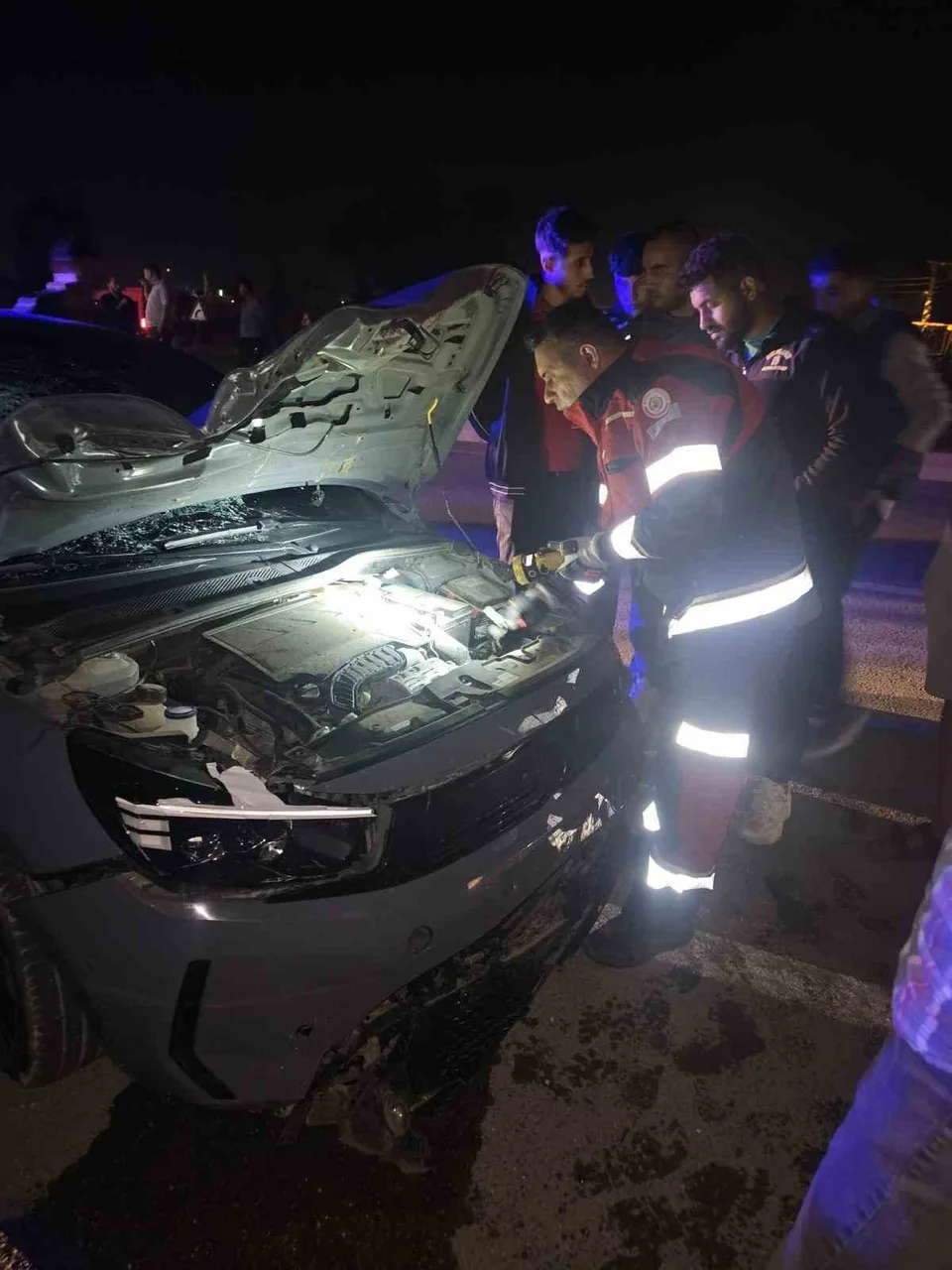 HATAY’IN REYHANLI İLÇESİNDE OTOMOBİLİN KARŞIDAN KARŞIYA GEÇMEYE ÇALIŞAN 2’Sİ ÇOCUK 4 YAYAYA ÇARPTI. OTOMOBİLİN ÇARPTIĞI ANNE VE BEBEĞİ, KALDIRILDIKLARI HASTANEDE HAYATINI KAYBETTİ.