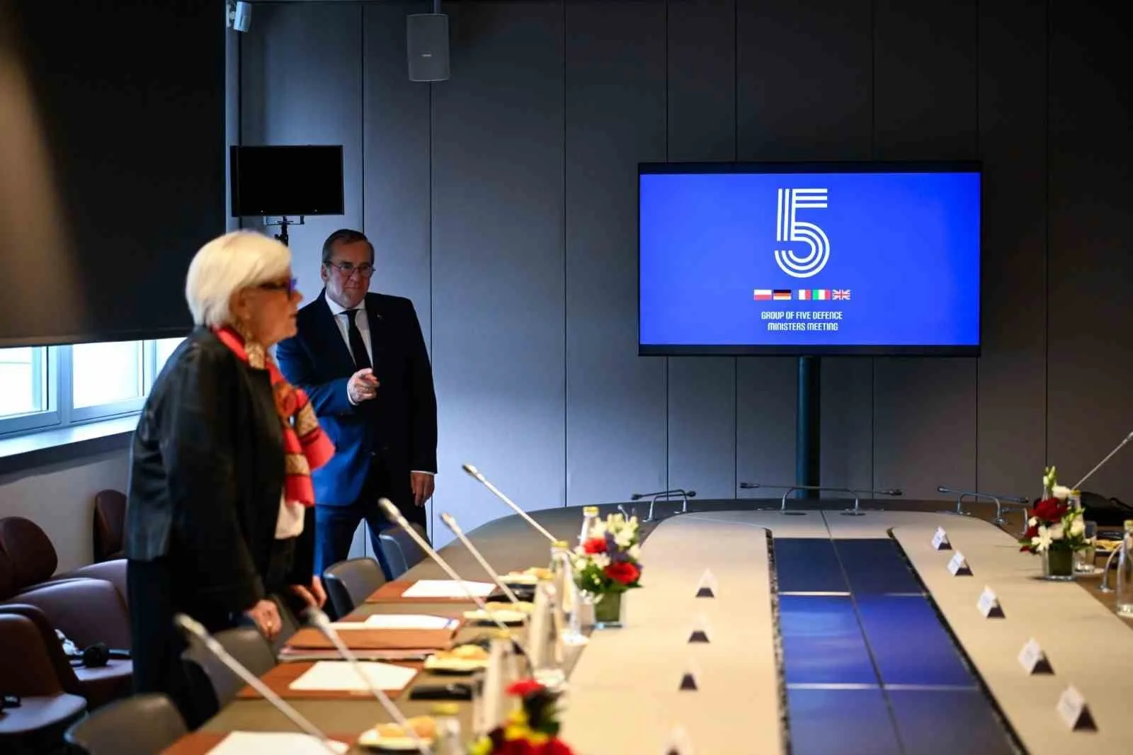 E5 SAVUNMA BAKANLARI: "AVRUPA KENDİ GÜVENLİĞİ İÇİN DAHA FAZLA SORUMLULUK ÜSTLENMELİ"