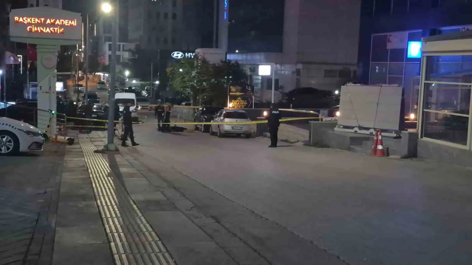 ANKARA’NIN ÇANKAYA İLÇESİNDE, ALACAK VERECEK MESELESİNDEN ÇIKAN SİLAHLI KAVGADA 1 KİŞİ HAYATINI KAYBEDERKEN, 1 KİŞİ YARALANDI.
