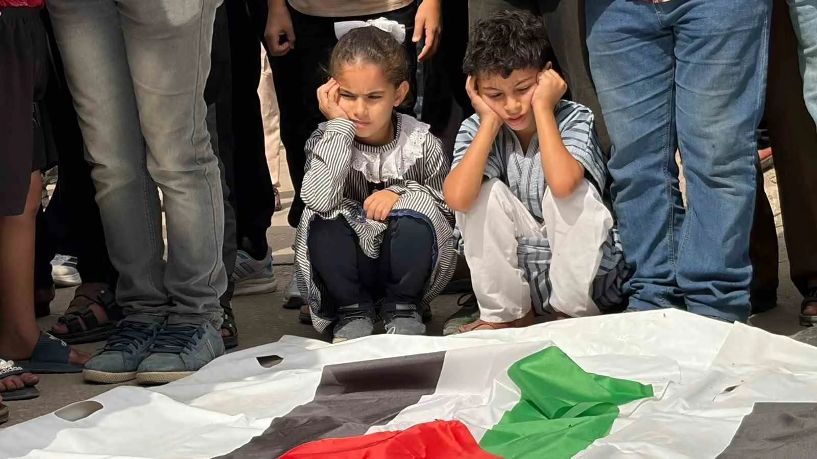 İSRAİL'İN GAZE SALDIRILARINDA HAYATINI KAYBEDEN VE ÜÇ YIL BOYUNCA TONLARCA ENKAZIN ALTINDA KALAN 51 FİLİSTİNLİNİN KALINTILARI BUGÜN NUSEYRAT KAMPI’NDA TOPRAĞA VERİLEBİLDİ.