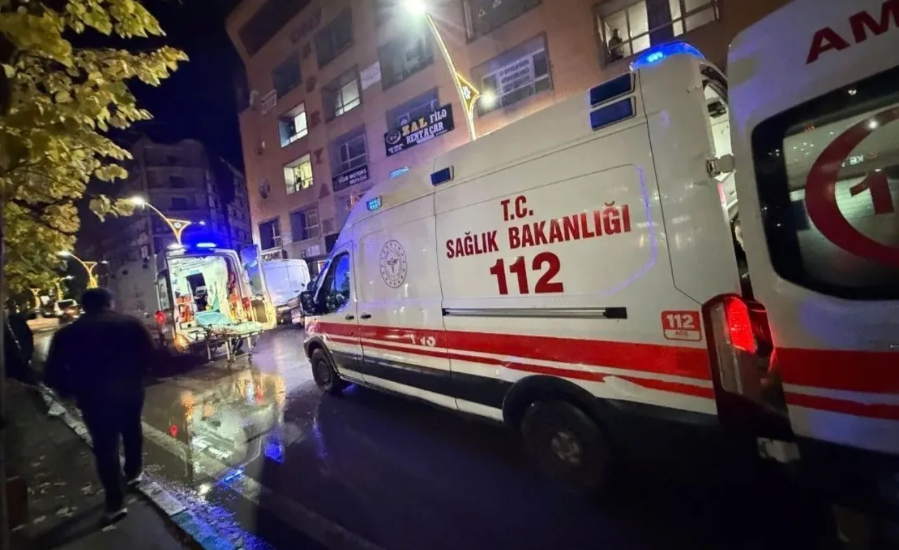 İHBAR ÜZERİNE BÖLGEYE ÇOK SAYIDA 112 ACİL SAĞLIK VE POLİS EKİBİ SEVK EDİLDİ. SAĞLIK EKİPLERİNCE OLAY YERİNDE İLK MÜDAHALESİ YAPILAN YARALILAR, AMBULANSLARLA HASTANEYE KALDIRILARAK TEDAVİ ALTINA ALINDI.