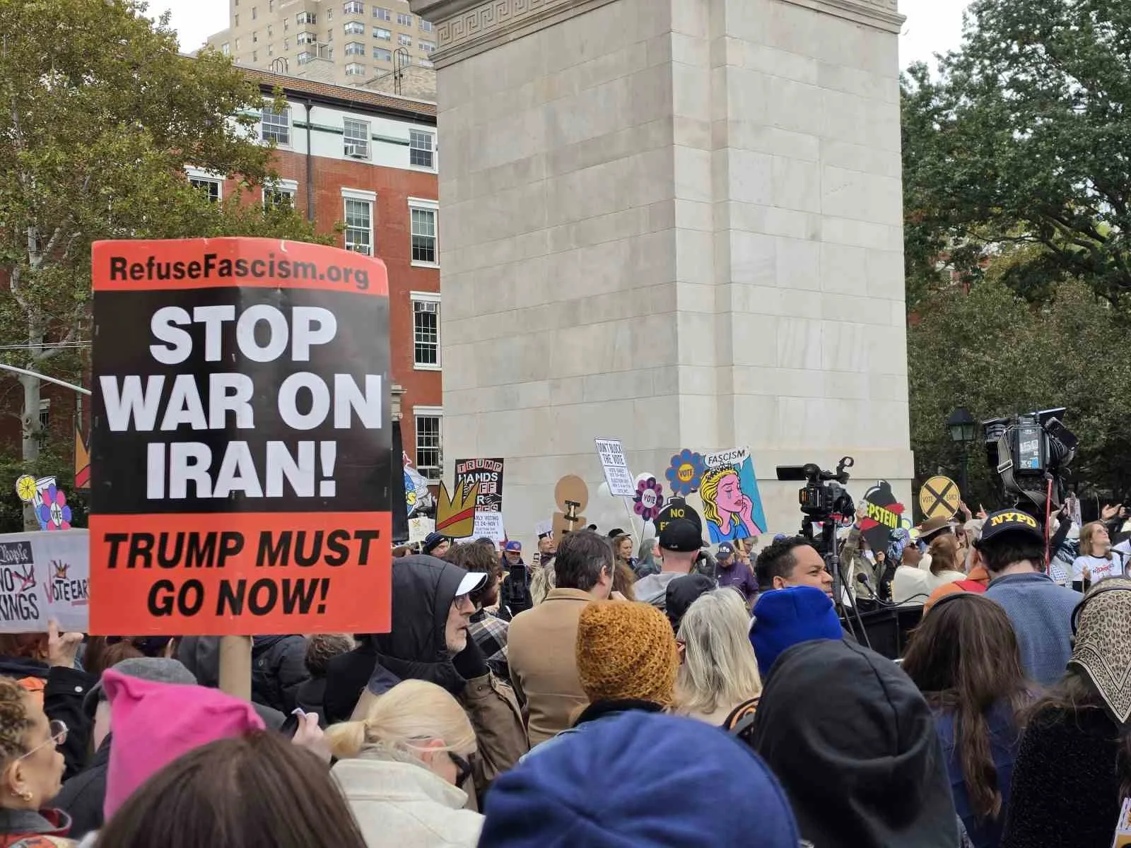 ABD'NİN NEW YORK KENTİNDE YÜZLERCE KİŞİ, BAŞKAN DONALD TRUMP KARŞITI "KRALLARA HAYIR: ERKEN OY KULLAN" SLOGANIYLA PROTESTO DÜZENLEDİ