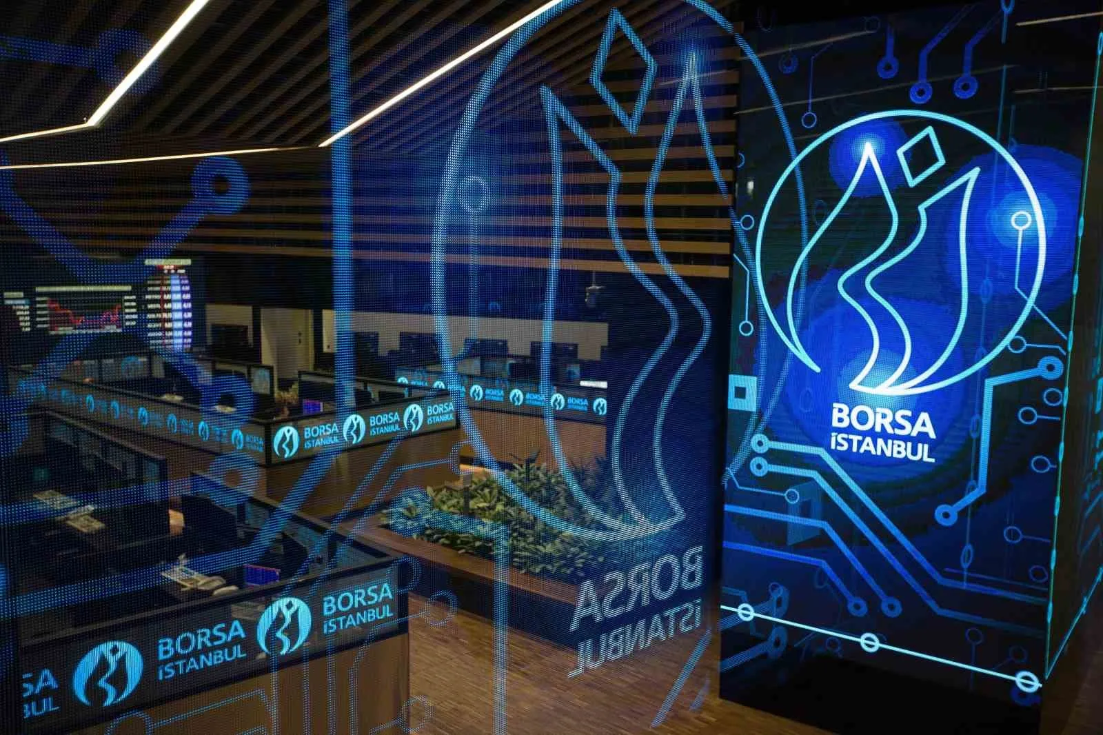 BORSA İSTANBUL'DA SATIŞ BASKISI DEVAM EDERKEN, BIST 100 ENDEKSİ YÜZDE 2,63 DÜŞEREK 12 BİN PUANIN ALTINA GERİLEDİ.