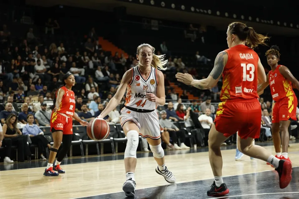 FIBA KADINLAR AVRUPA KUPASI D GRUBU İLK MAÇINDA ÇİMSA ÇBK MERSİN, POLONYA'NIN SLEZA WROCLAW TAKIMINI 72-59 YENDİ.