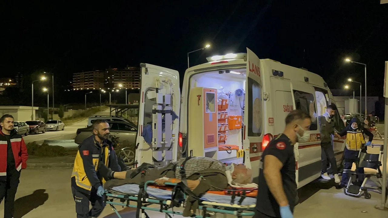 MANİSA’NIN KULA İLÇESİNDE HAFİF TİCARİ OTOMOBİL, TRANSİT VE KAMYONETİN KARIŞTIĞI ZİNCİRLEME TRAFİK KAZASI MEYDANA GELDİ. MEYDANA GELEN KAZADA 1’İ AĞIR OLMAK ÜZERE 5 KİŞİ YARALANDI.