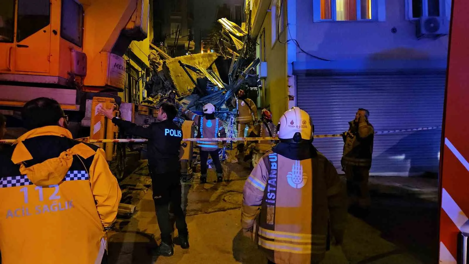 BEYOĞLU'NDA 5 KATLI BİNA ÇÖKTÜ: ARAMA ÇALIŞMALARI DEVAM EDİYOR