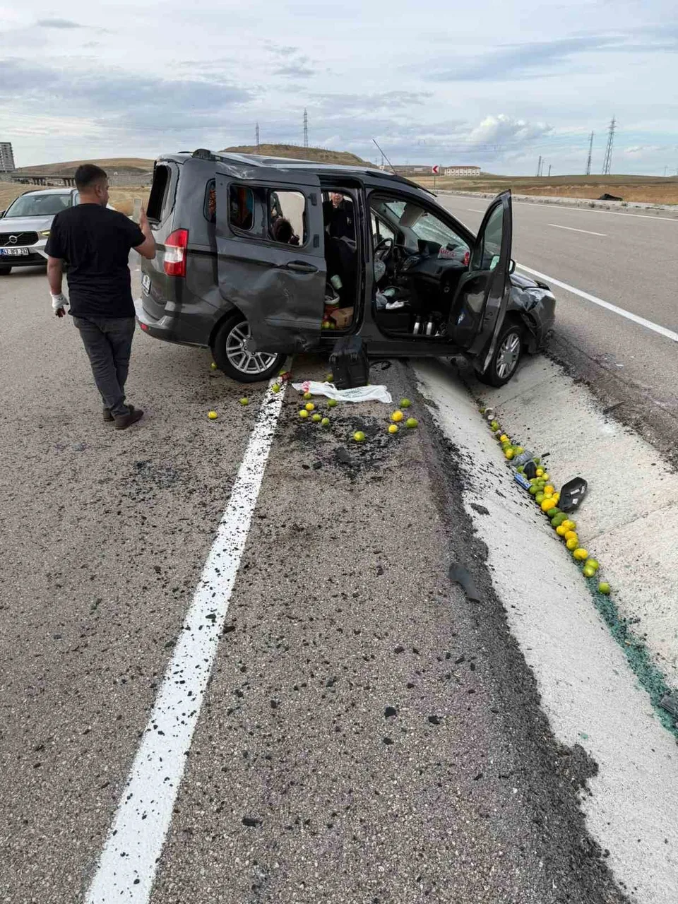 POLATLI’DA FARKLI NOKTALARDA MEYDANA GELEN İKİ AYRI TRAFİK KAZASINDA TOPLAM 5 KİŞİ YARALANDI. KAZALARDA TAKLA ATAN OTOMOBİLLERDEN BİRİNDE 4 KİŞİLİK AİLE BULUNURKEN, DİĞER KAZADA YARALANAN SÜRÜCÜ HASTANEYE KALDIRILDI.