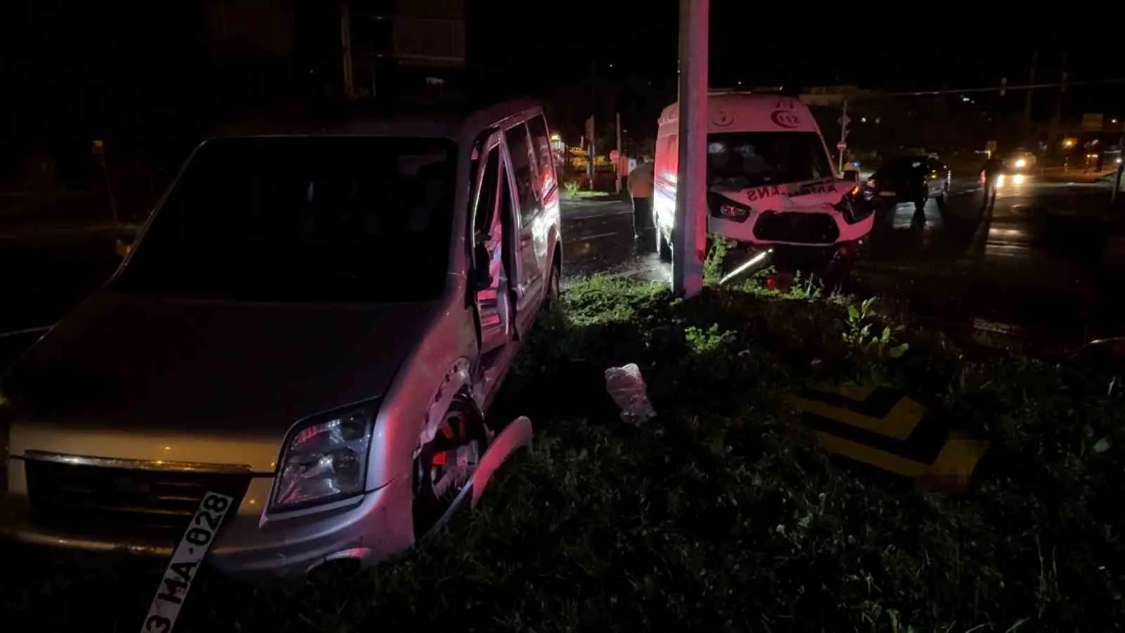 RİZE’NİN PAZAR İLÇESİNDE, RİZE’DEN ARTVİN’E DÖNEN AMBULANS İLE HAFİF TİCARİ ARACIN ÇARPIŞMASI SONUCU 5 KİŞİ HAFİF YARALANDI.