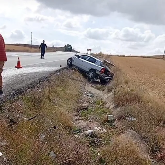 KAYSERİ’NİN BÜNYAN İLÇESİNDE HAFİF TİCARİ ARAÇ İLE OTOMOBİLİN ÇARPIŞTIĞI TRAFİK KAZASINDA, 1 KİŞİ ÖLDÜ, 3 KİŞİ YARALANDI.