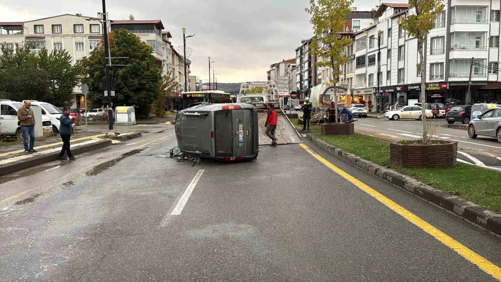 SİVAS’TA KONTROLDEN ÇIKAN HAFİF TİCARİ ARACIN REFÜJDEKİ AĞACA ÇARPARAK YAN YATMASI SONUCU SÜRÜCÜ DAHİL 4 KİŞİ YARALANDI.