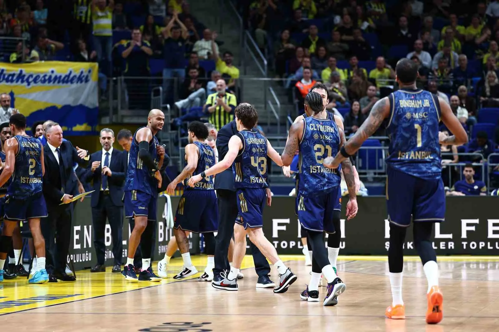 EUROLEAGUE'İN 5. HAFTASINDA FENERBAHÇE, KONUK ETTİĞİ LİTVANYA EKİBİ ZALGİRİS KAUNAS'I 99-80'LİK SKORLA MAĞLUP ETTİ. SARI-LACİVERTLİLER, LİGDE 4. GALİBİYETİNİ ELDE ETTİ.