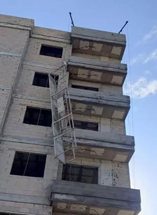 MERSİN’İN TARSUS İLÇESİNDE BİR İNŞAATTA SIVA ÇALIŞMASI YAPARKEN İSKELEDEN DÜŞEN YABANCI UYRUKLU 2 İŞÇİDEN SERDAR HAMAD (38), KALDIRILDIĞI HASTANEDE HAYATINI KAYBETTİ. DİĞER İŞÇİ DELİL HAMAD’IN (40) İSE YARALANDIĞI ÖĞRENİLDİ.