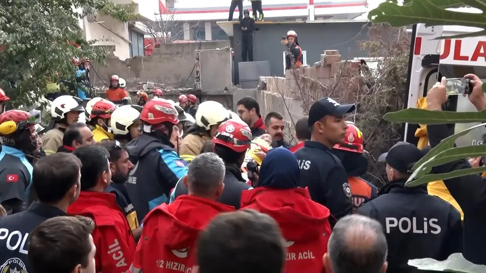 ŞU ANA KADAR ENKAZDAN 5 VATANDAŞ SAĞ OLARAK ÇIKARILDI