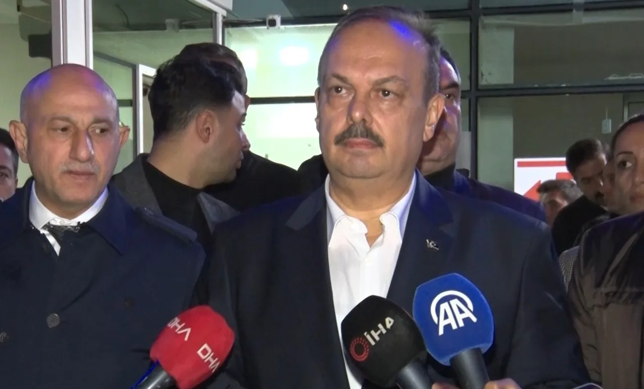 ANKARA'NIN PURSAKLAR İLÇESİNDE UYGULAMA NOKTASINDA DURDURULAN BİR ARAÇTAN ATEŞ AÇILMASI SONUCUNDA POLİS MEMURU AHMET TÜRKOĞLU ŞEHİT OLDU.
