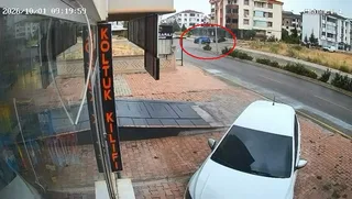 ELAZIĞ’DA CİP İLE, OTOMOBİLİN ÇARPIŞMASI SONUCU MEYDANA GELEN TRAFİK KAZASI GÜVENLİK KAMERASINA YANSIDI