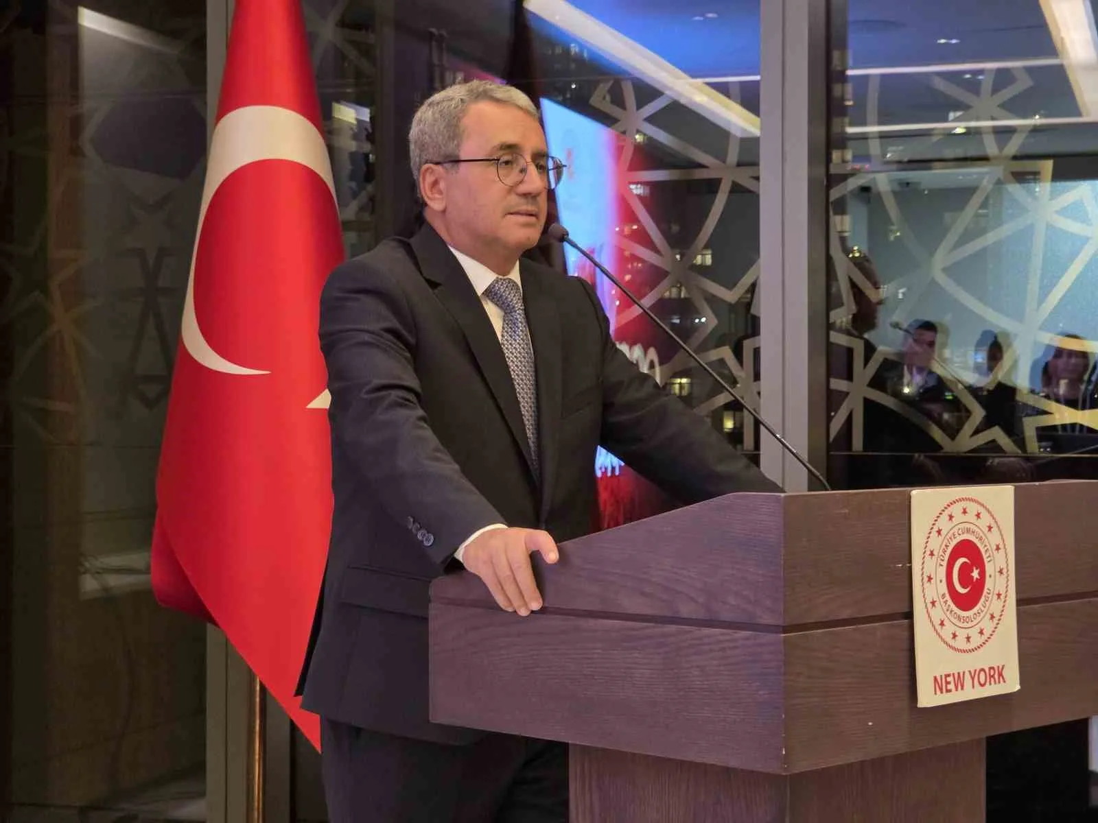 TÜRKİYE'NİN BİRLEŞMİŞ MİLLETLER (BM) DAİMİ TEMSİLCİSİ BÜYÜKELÇİ AHMET YILDIZ, CUMHURBAŞKANI RECEP TAYYİP ERDOĞAN'IN BÜYÜKELÇİ FERİDUN SİNİRLİOĞLU'NU BİRLEŞMİŞ MİLLETLER (BM) GENEL SEKRETERLİĞİ'NE ADAY GÖSTERDİĞİNİ AÇIKLADI.