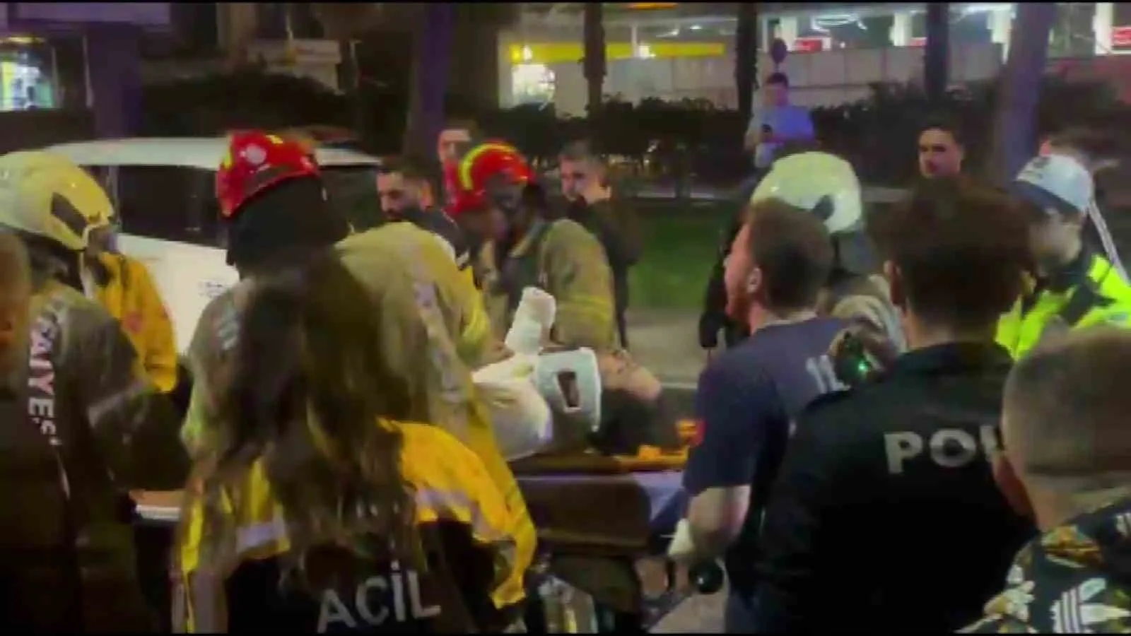 BEYOĞLU’NDA MAKAS ATAN ALKOLLÜ SÜRÜCÜ KAMYONUN ALTINA GİRDİ: 3 YARALI