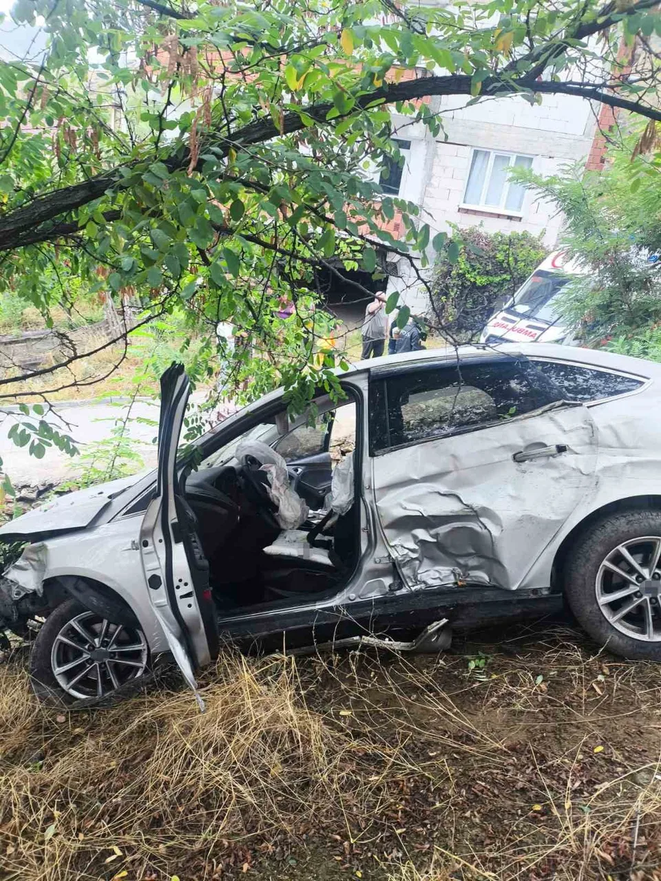 BİLECİK'TE SEYİR HALİNDEYKEN KONTROLDEN ÇIKAN OTOMOBİL ŞARAMPOLE UÇARKEN, ARAÇ İÇİNDE BULUNAN 4 KİŞİ YARALANDI.
