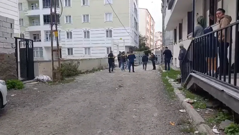 KARS'TA KİMLİĞİ HENÜZ BELİRLENEMEYEN MOTOSİKLETLİ BİR KİŞİ, 1'İ KADIN 2 KİŞİYİ SİLAHLA AYAĞINDAN VURARAK KAÇTI. YARALILAR, SAĞLIK EKİPLERİNİN İLK MÜDAHALESİNİN ARDINDAN HASTANEYE KALDIRILDI.