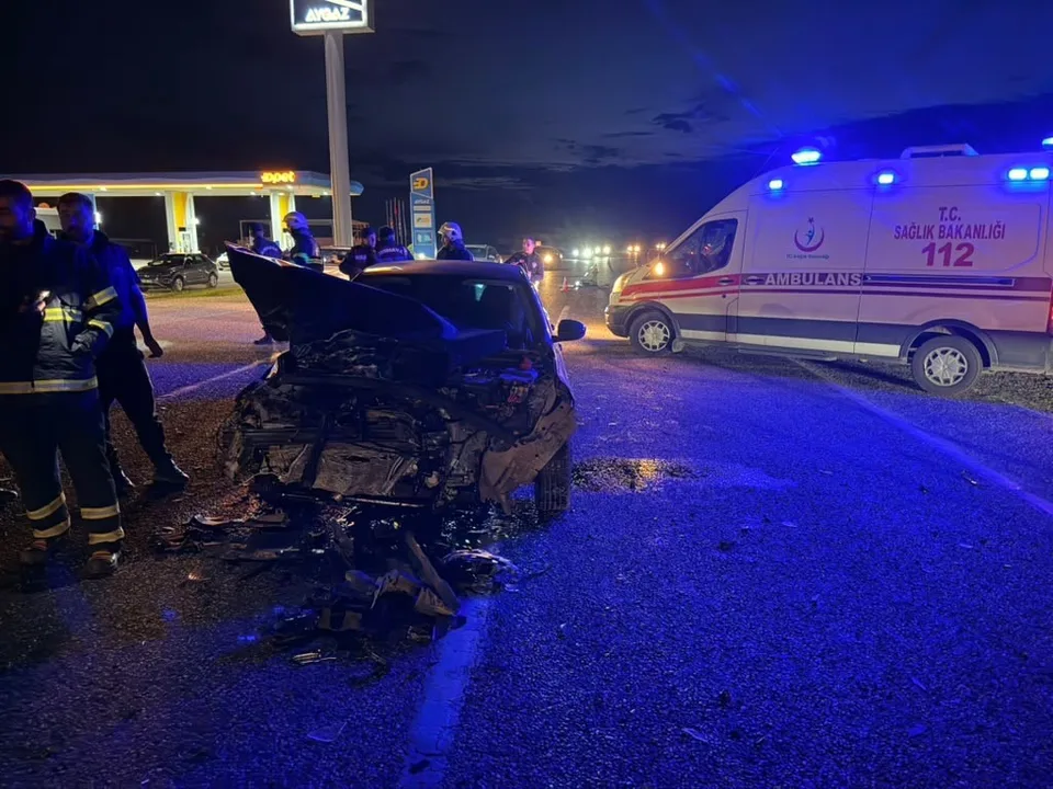 ADIYAMAN’IN KAHTA İLÇESİNDE OTOMOBİL İLE KAMYONETİN ÇARPIŞMASI SONUCU MEYDANA GELEN TRAFİK KAZASINDA 1’İ AĞIR 4 KİŞİ YARALANDI.