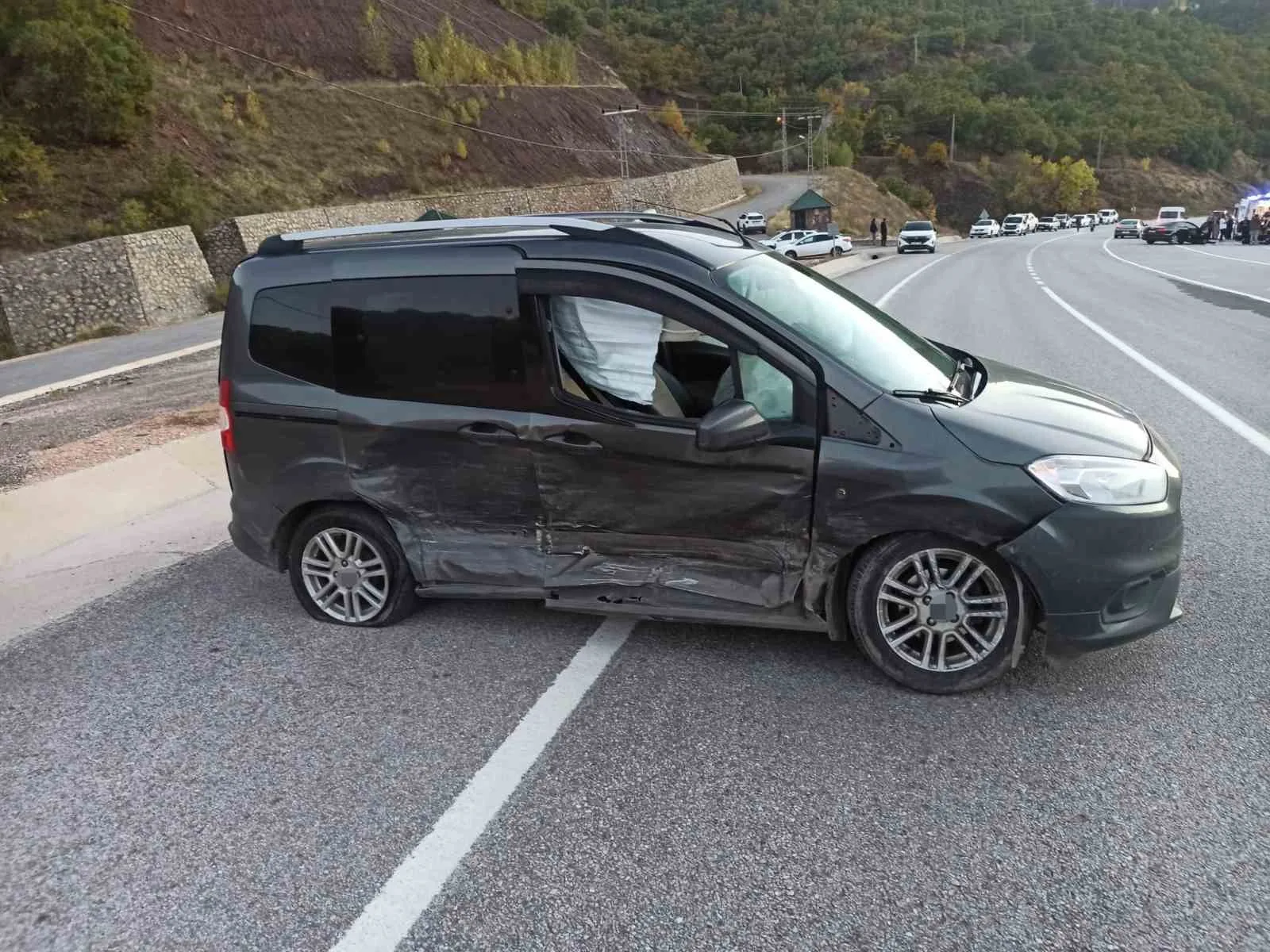 BİNGÖL'DE OTOMOBİL İLE HAFİF TİCARİ ARACIN ÇARPIŞMASI SONUCU MEYDANA GELEN TRAFİK KAZASINDA 3 KİŞİ YARALANDI.