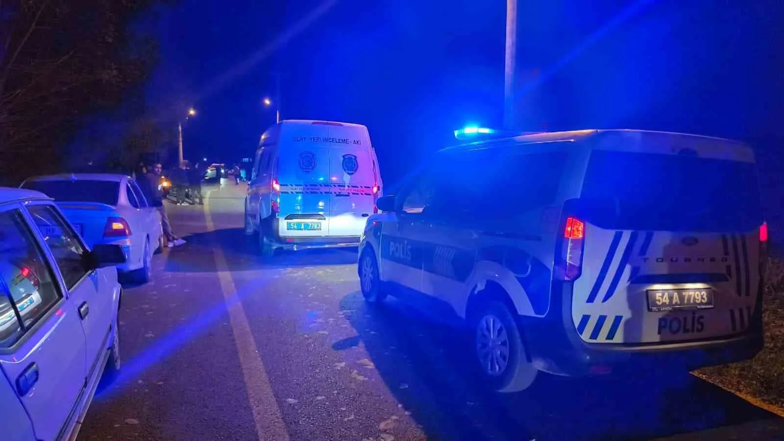 SAKARYA’NIN AKYAZI İLÇESİNDE MOTOSİKLET İLE OTOMOBİLİN ÇARPIŞMASI NETİCESİNDE MEYDANA GELEN TRAFİK KAZASINDA MOTOSİKLET SÜRÜCÜSÜ HAYATINI KAYBETTİ.