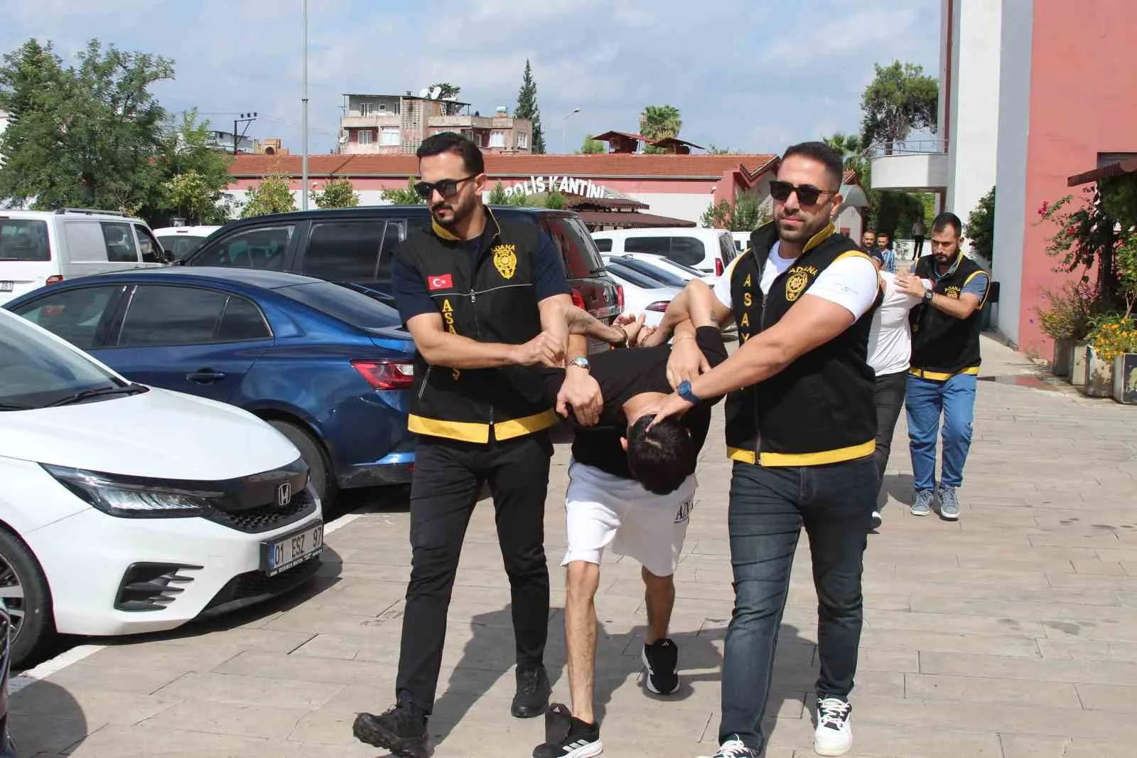 TABANCA İLE ATEŞ AÇIP EL BOMBASININ PİMİNİ ÇEKİP POLİSE DİRENEN MEHMET ŞİRİN D., ÇIKARILDIĞI MAHKEMECE TUTUKLANDI.