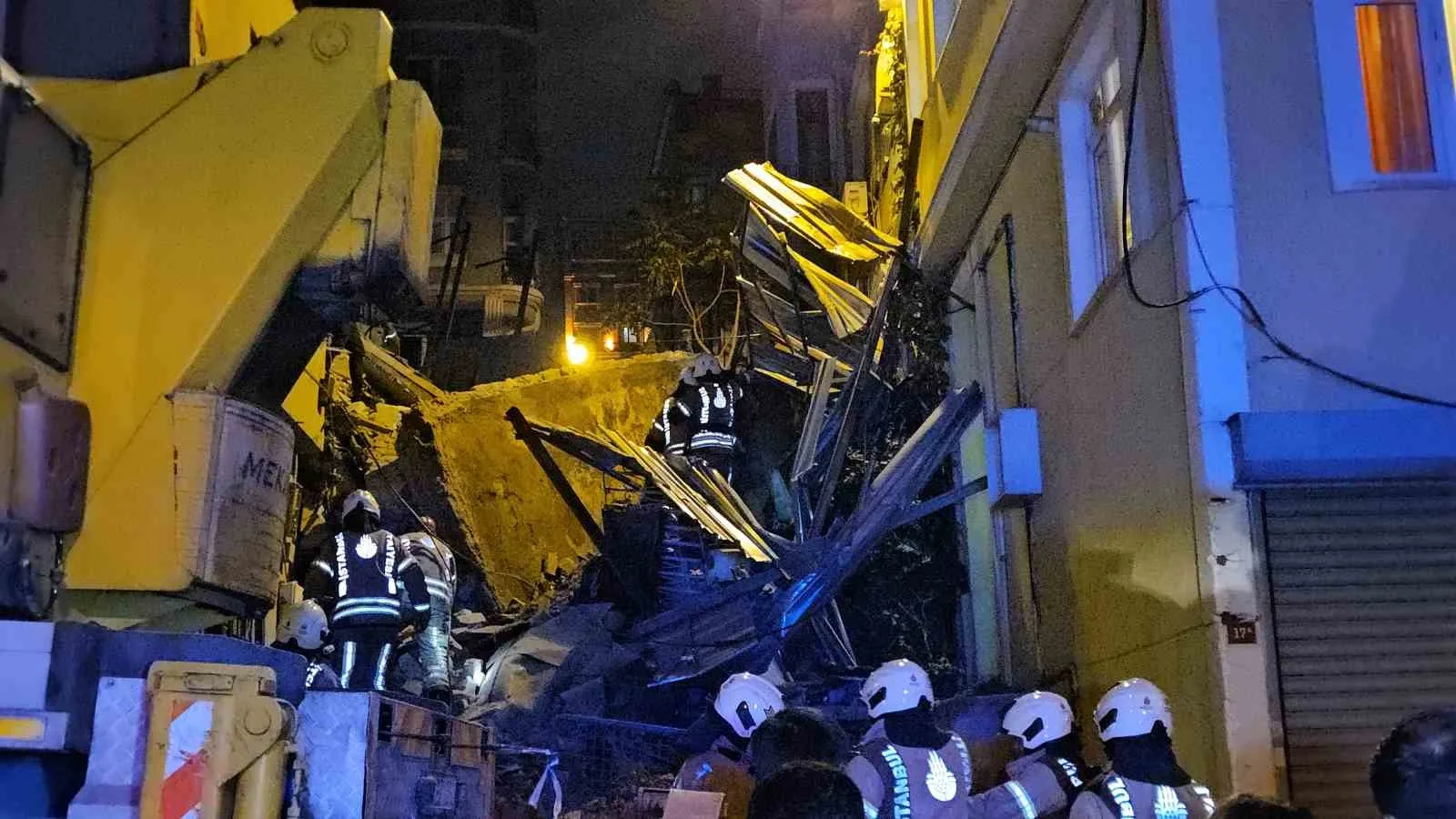 BEYOĞLU'NDA 5 KATLI BİNA ÇÖKTÜ: ARAMA ÇALIŞMALARI DEVAM EDİYOR