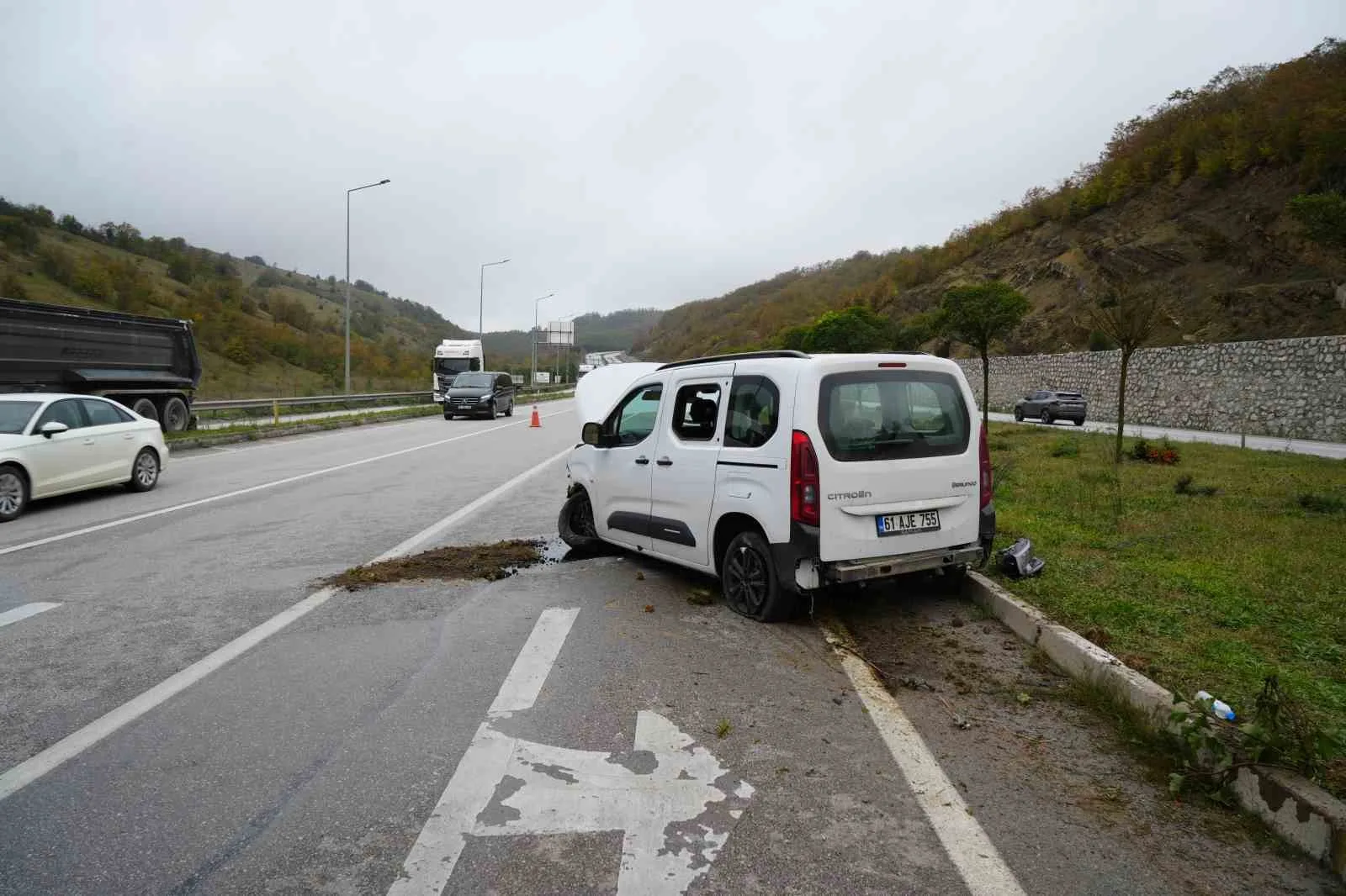 TRABZON'DAN SAMSUN'A GELEN AİLENİN BULUNDUĞU HAFİF TİCARİ ARACIN YOLDAN ÇIKARAK REFÜJE ÇIKMASI SONUCU MEYDANA GELEN TRAFİK KAZASINDA 3 KİŞİ YARALANDI.