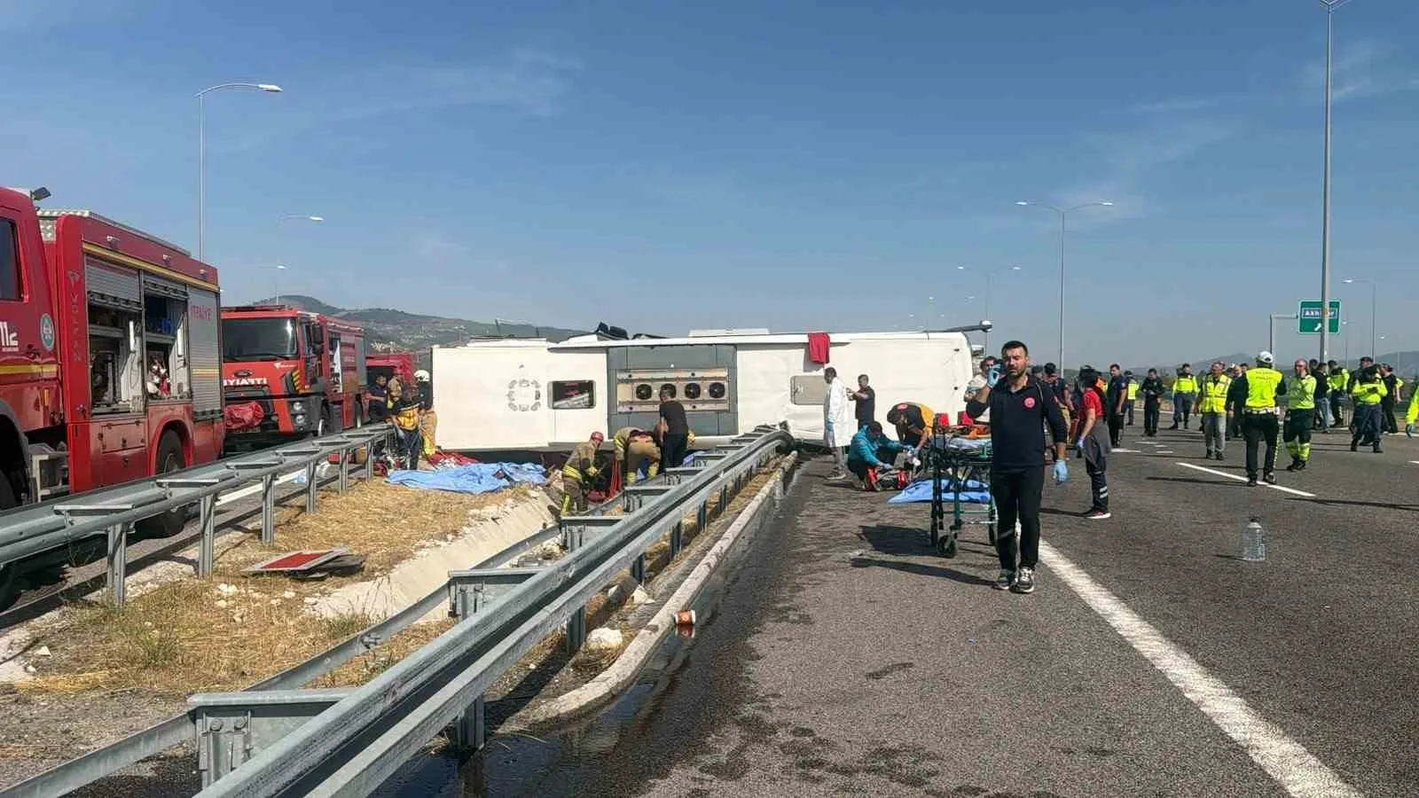 MANİSA'NIN AKHİSAR İLÇESİ İSTANBUL ORHANGAZİ-İZMİR OTOYOLUNDA TIR İLE YOLCU OTOBÜSÜNÜN ÇARPIŞMASI SONUCU MEYDANA GELEN KAZADA 11 KİŞİ ÖLDÜ 26 KİŞİ DE YARALANDI.