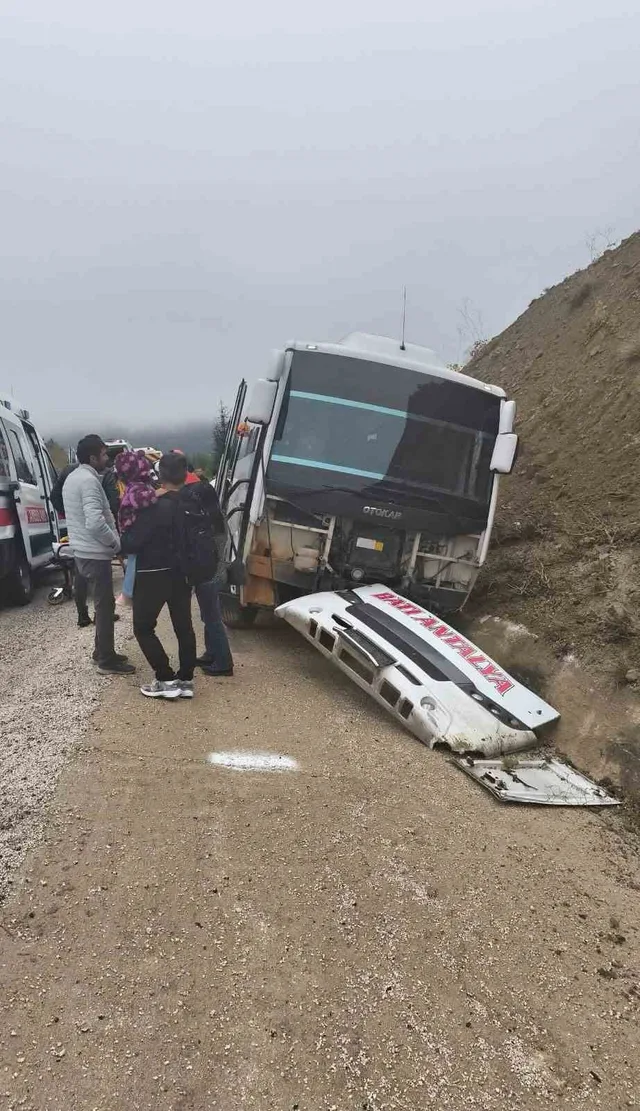 ANTALYA'NIN KORKUTELİ İLÇESİNDE YOLCU TAŞIYAN MİDİBÜSÜN KONTROLDEN ÇIKMASI SONUCU 6'SI RUS, 3'Ü TÜRK VATANDAŞI OLMAK ÜZERE 9 KİŞİ YARALANDI.