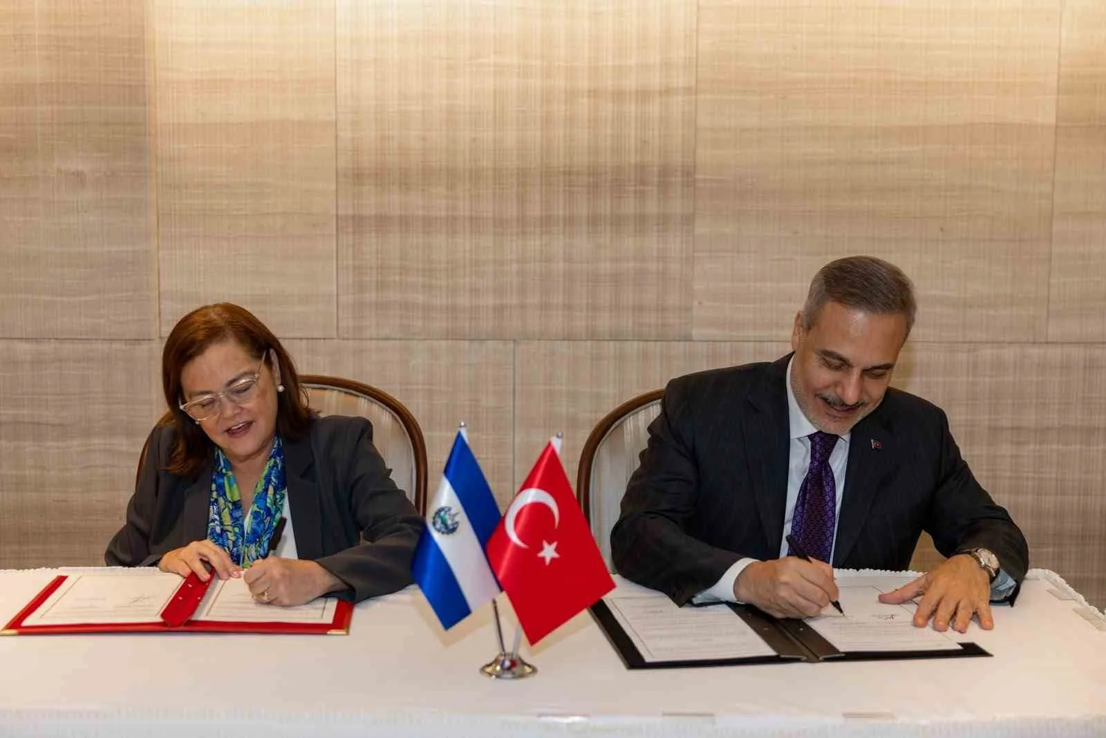 DIŞİŞLERİ BAKANI HAKAN FİDAN İLE EL SALVADOR DIŞİŞLERİ BAKANI ALEXANDRA HİLL ARASINDA GERÇEKLEŞTİRİLEN GÖRÜŞMENİN ARDINDAN ÇİFTE VERGİLENDİRMENİN ÖNLENMESİ ANLAŞMASI'NA İMZA ATILDI.