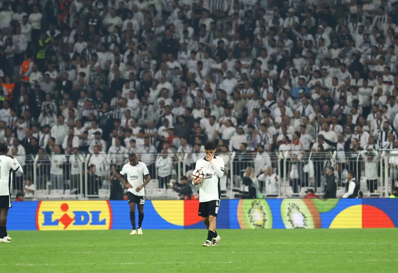 BEŞİKTAŞ, UEFA AVRUPA LİGİ’NİN 3, HAFTASINDA SAHASINDA İNGİLİZ EKİBİ CRYSTAL PALACE İLE 2-2 BERABERE KALDI.
