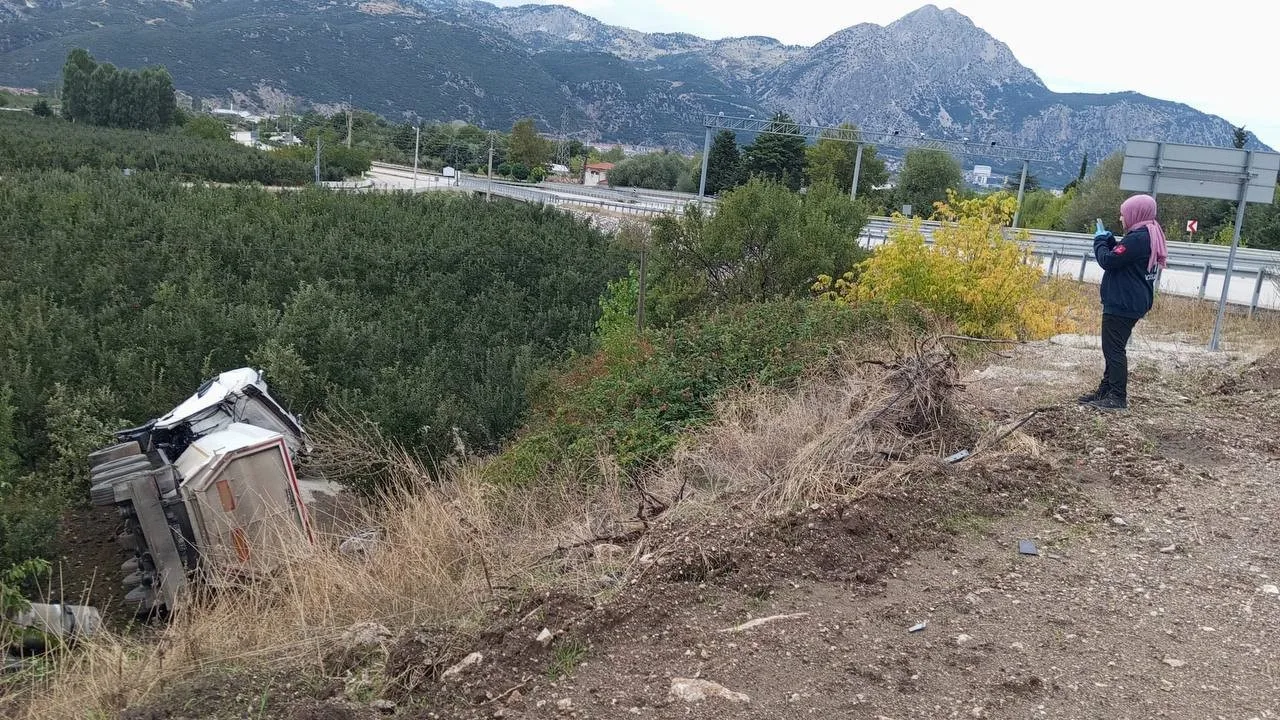 ISPARTA’NIN EĞİRDİR İLÇESİNDE SABAH SAATLERİNDE MEYDANA GELEN TRAFİK KAZASINDA KUM YÜKLÜ TIR KONTROLDEN ÇIKARAK YOLUN KARŞI TARAFINDAKİ ELMA BAHÇESİNE DEVRİLDİ. KAZADA 43 YAŞINDAKİ TIR SÜRÜCÜSÜ OLAY YERİNDE HAYATINI KAYBETTİ.