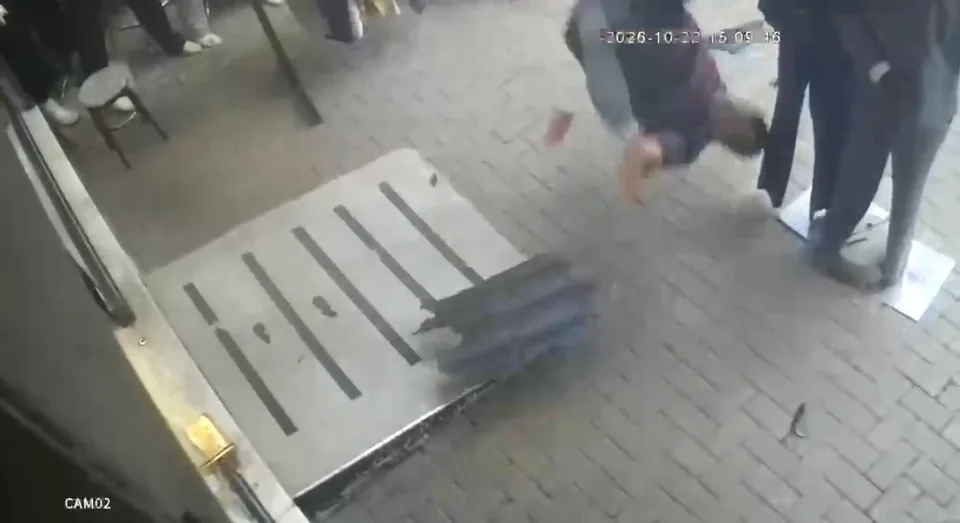 BURSA'NIN OSMANGAZİ İLÇESİNDE EĞİTİM KURSUNDA ÇALIŞAN KİŞİ, KORKULUK DEMİRİNİN KOPMASI SONUCU AŞAĞI DÜŞTÜ. KAFA ÜSTÜ YERE ÇAKILAN ŞAHIS HAYATINI KAYBEDERKEN, FECİ KAZA GÜVENLİK KAMERASINA YANSIDI.