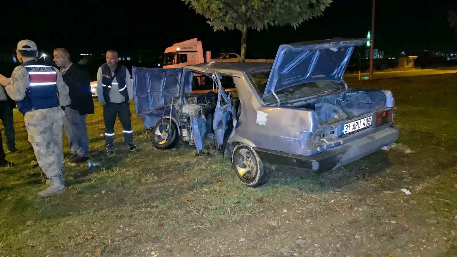 HATAY’DA 2 OTOMOBİLİN ÇARPIŞMASIYLA YAŞANAN KAZADA 4 KİŞİ YARALANDI. KAZADA ÇARPIŞMANIN ETKİSİYLE TOFAŞ’IN HURDAYA DÖNMESİYSE DİKKAT ÇEKTİ.