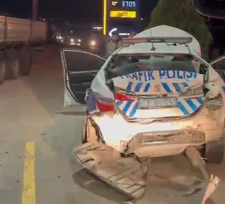 SAKARYA'DA KONTROLDEN ÇIKAN ÇEKİCİ, OTOMOBİL VE POLİS OTOSU OLMAK ÜZERE 3 ARACA ÇARPARAK DURABİLDİ. MEYDANA GELEN ZİNCİRLEME KAZADA AĞIR YARALANAN ÇEKİCİ SÜRÜCÜSÜ KALDIRILDIĞI HASTANEDE HAYATINI KAYBETTİ.