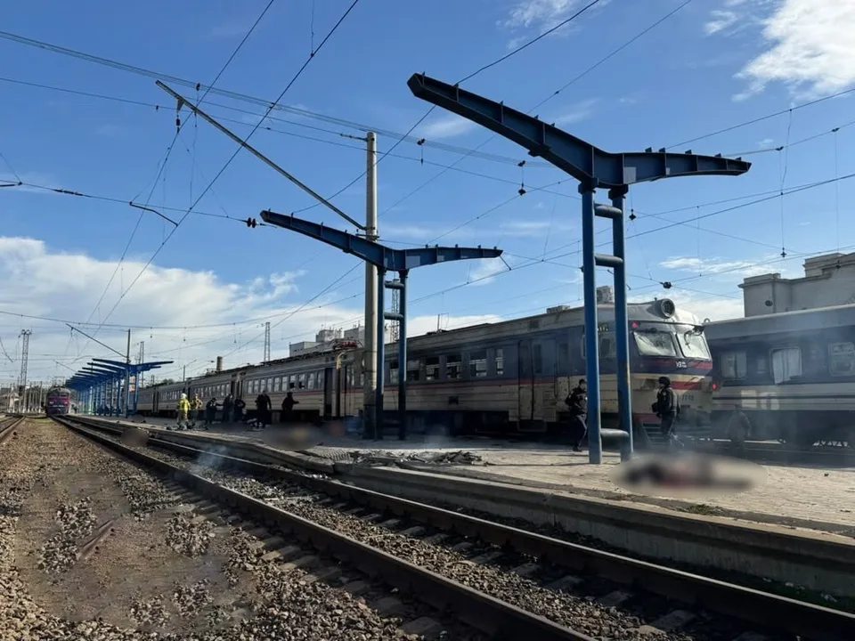 RUSYA ORDUSUNUN UKRAYNA'NIN DNİPRO KENTİNDEKİ ANA TREN İSTASYONUNA GERÇEKLEŞTİRDİĞİ SALDIRI SONUCU 13 KİŞİ HAYATINI KAYBETTİ, 10 KİŞİ YARALANDI.