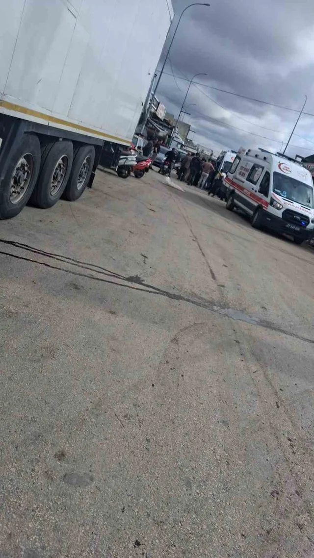 GAZİANTEP'İN NİZİP İLÇESİNDE BİR İNŞAATTA BETON DÖKÜMÜ SIRASINDA AHŞAP KALIP ÇÖKTÜ, 3 İŞÇİ YARALANDI.