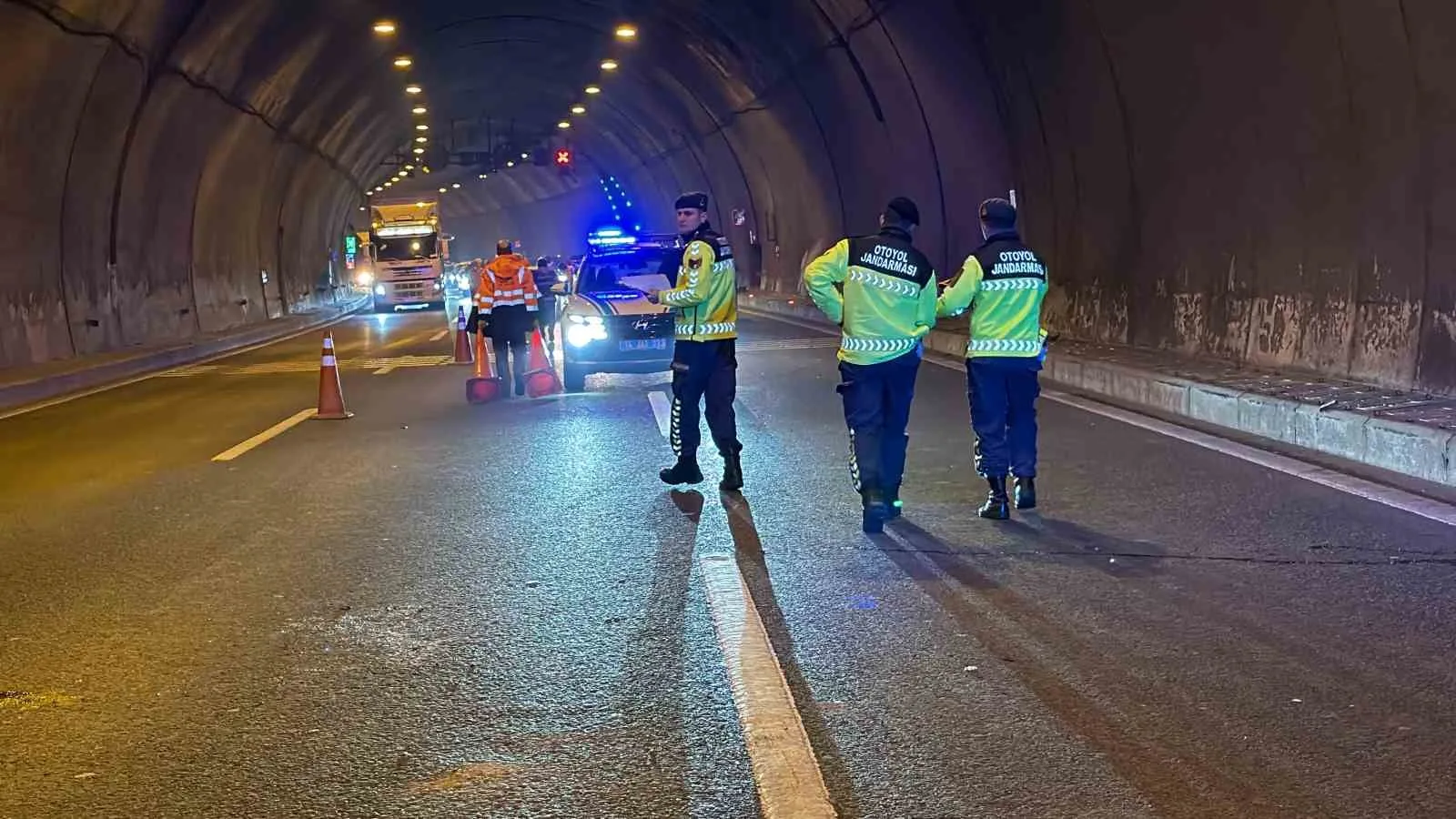 BOLU DAĞI TÜNELİ’NDE CENAZEYE GİTMEK ÜZERE YOLA ÇIKAN AİLENİN BULUNDUĞU OTOMOBİLE ARKADAN TIR ÇARPTI. ÇARPMANIN ETKİSİYLE TAKLA ATAN OTOMOBİL TERS DÖNERKEN KAZADA 4 KİŞİ YARALANDI. OLAY YERİNDEN KAÇAN TIR SÜRÜCÜSÜNÜN YAKALANMASI İÇİN ÇALIŞMA BAŞLATILDI.