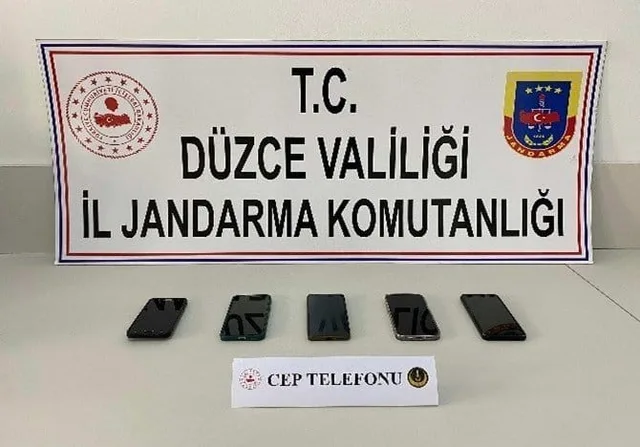 DÜZCE İL JANDARMA KOMUTANLIĞI, SOSYAL MEDYA PLATFORMLARINDA YAPAY ZEKÂ KULLANILARAK HAZIRLANAN “BORSA YATIRIM DANIŞMANLIĞI” REKLAMLARI ÜZERİNDEN YÜKSEK KAZANÇ VAADİYLE GERÇEKLEŞTİRİLDİĞİ BELİRTİLEN DOLANDIRICILIK OLAYLARINA YÖNELİK 5 İLDE EŞ ZAMANLI OPERASYON DÜZENLEDİ. HESAPLARINA TOPLAM 805 BİN TL AKTARILDIĞI TESPİT EDİLEN 9 ŞÜPHELİNİN TAMAMI TUTUKLANDI.
