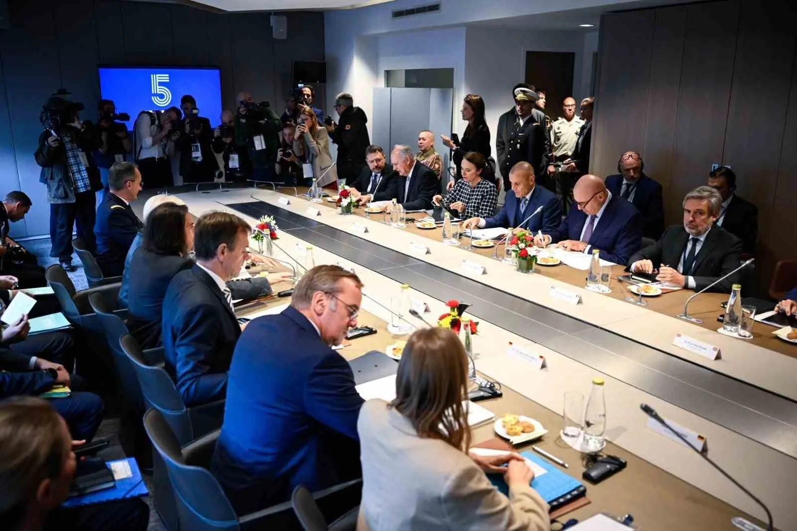 E5 SAVUNMA BAKANLARI: "AVRUPA KENDİ GÜVENLİĞİ İÇİN DAHA FAZLA SORUMLULUK ÜSTLENMELİ"