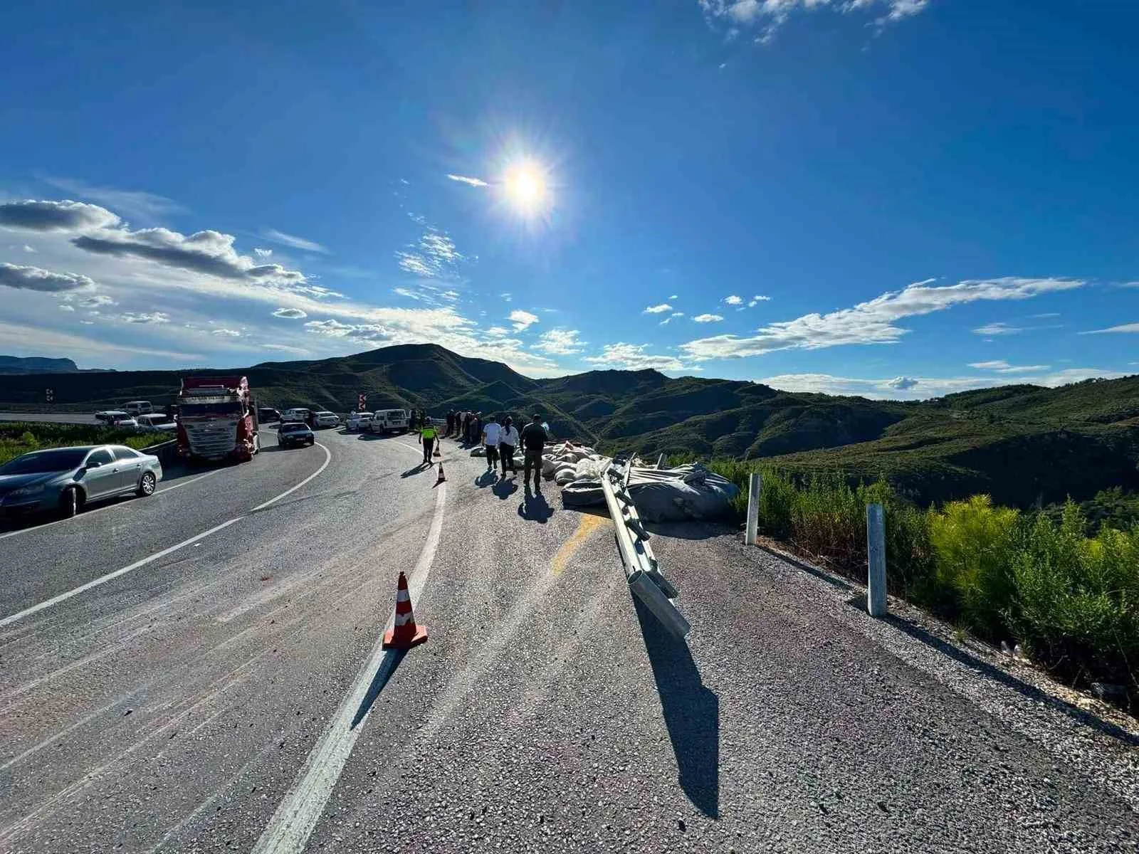 ANTALYA'NIN MANAVGAT İLÇESİNDE YEM YÜKLÜ TIRIN ŞARAMPOLE DEVRİLMESİ SONUCU MEYDANA GELEN KAZADA TIR SÜRÜCÜSÜ YAŞAMINI YİTİRDİ.