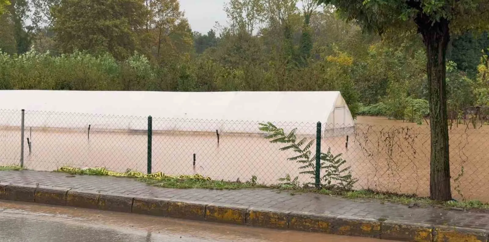 BAŞİSKELE İLÇESİNDE SAĞANAK YAĞIŞ NEDENİYLE CADDE, SOKAK, EV, DEPO VE SERALAR SULAR ALTINDA KALDI