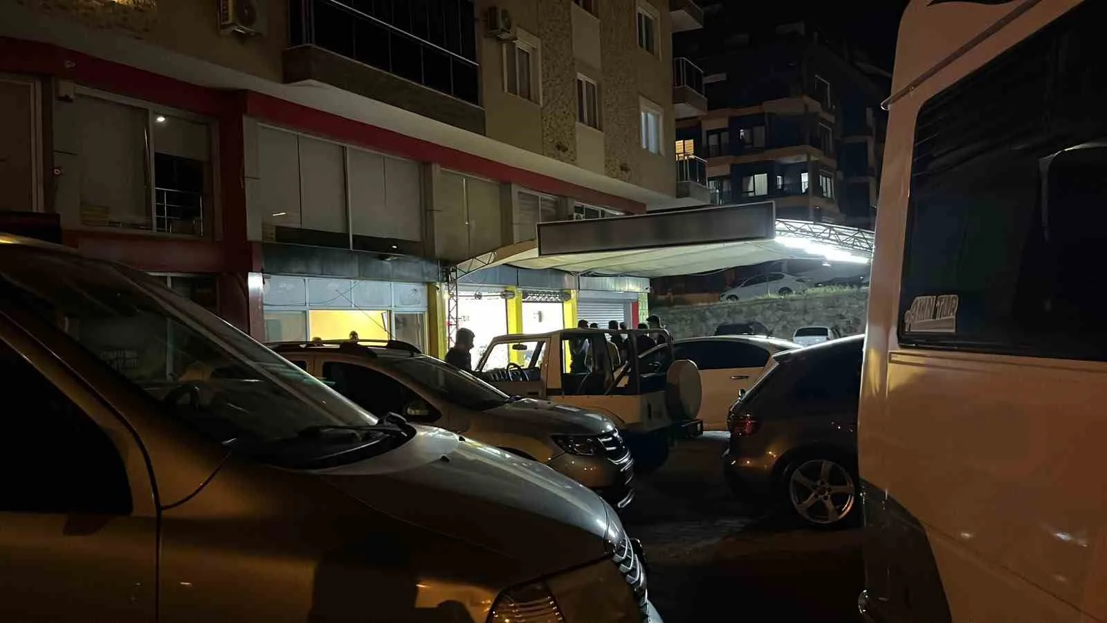 ANTALYA’NIN ALANYA İLÇESİNDE BİR OTO YIKAMA DÜKKANINDA ÇIKAN SİLAHLI OLAYDA 1 KİŞİ HAYATINI KAYBETTİ, 2 KİŞİ YARALANDI.